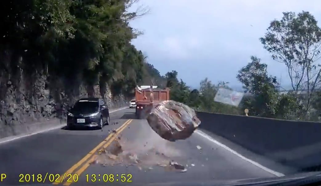 Nyugodtan autózott a sofőr a szerpentinen, aztán jött a jókra szikladarab – videó
