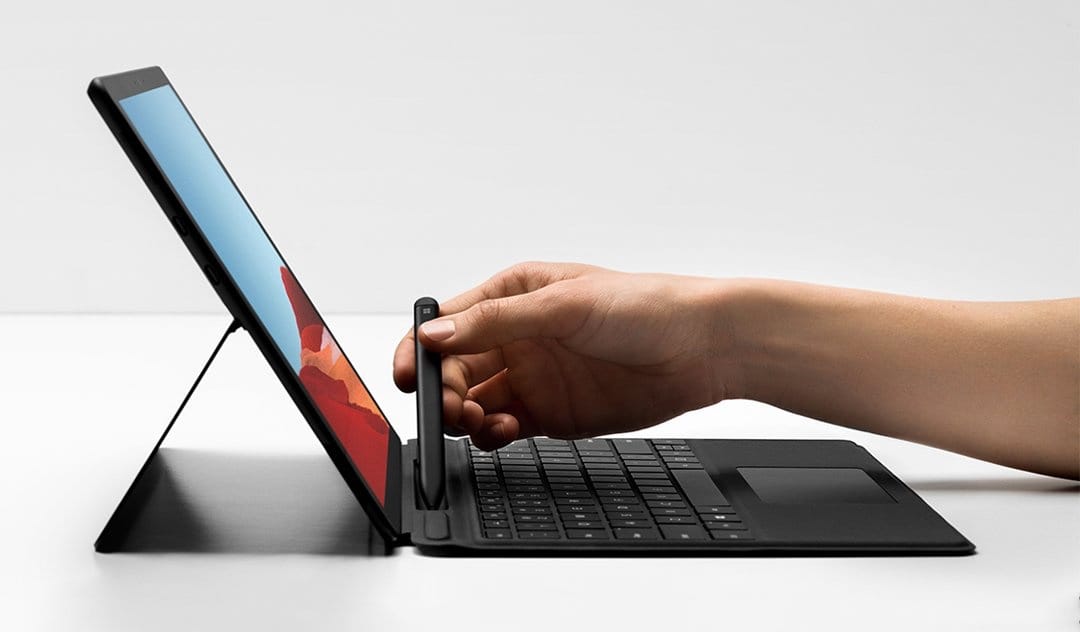 Új laptopokkal és egy meglepetéssel állt elő a Microsoft