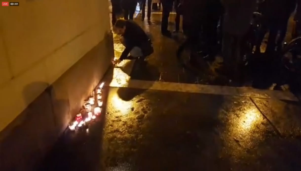 Videó: Gyertyagyújtással emlékezik a CEU-nál a szabad oktatásra a Momentum 