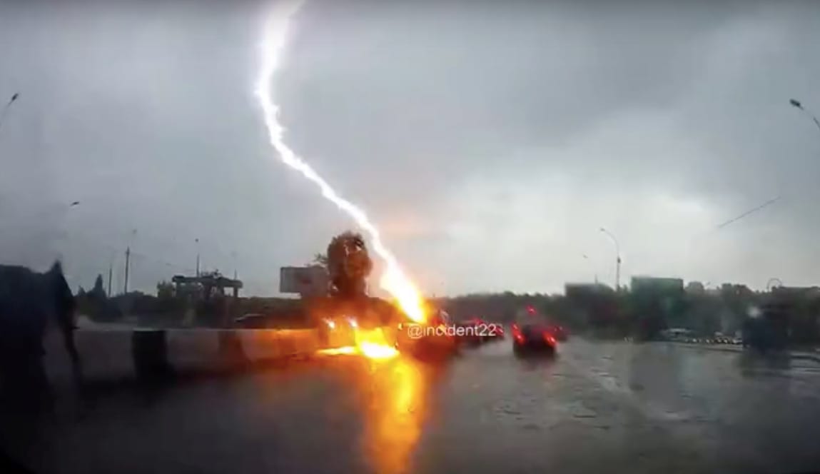 Videóra vették, ahogyan kétszer csap ugyanabba a Toyotába a villám