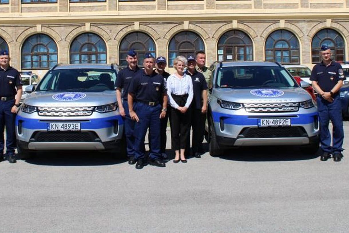 Luxus Land Rovereket kaptak a magyar rendőrök