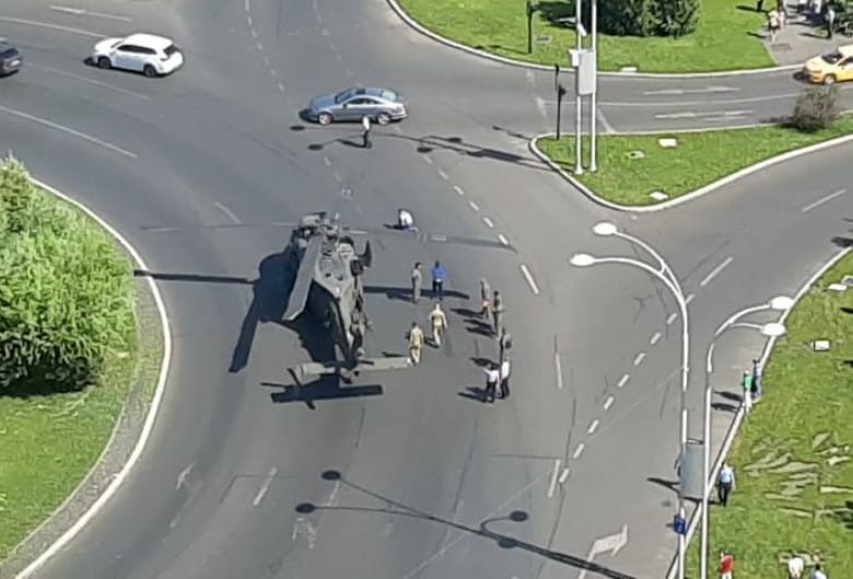 Bukarest belvárosában, egy körforgalomban hajtott végre kényszerleszállást egy amerikai katonai helikopter – videó