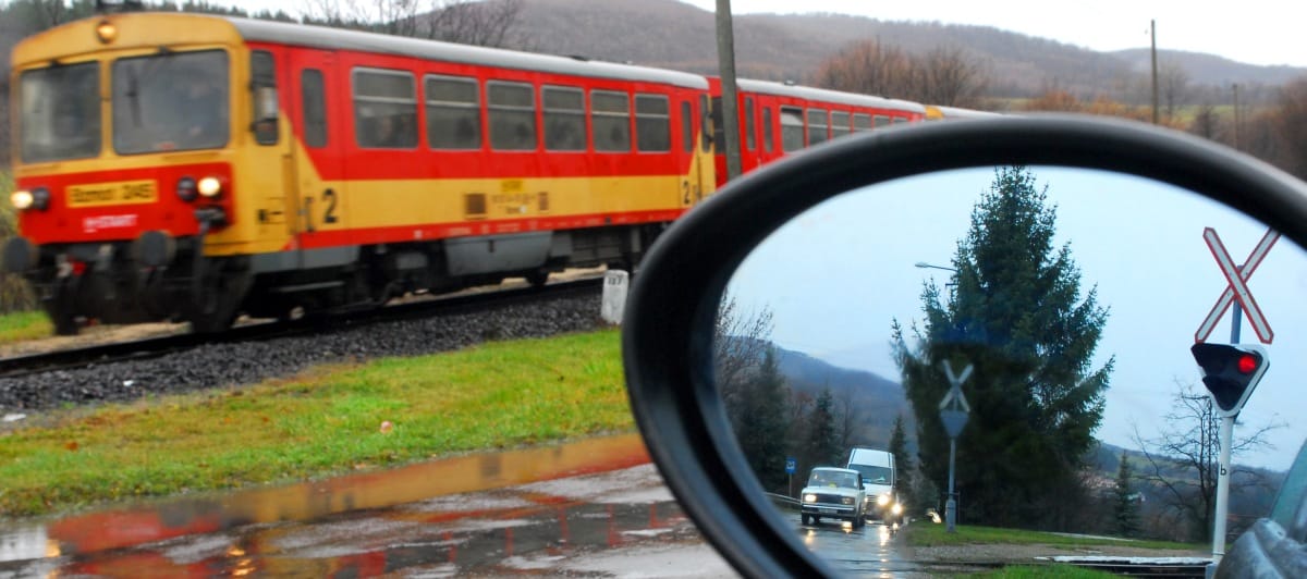 Vasúti átjáróban állt meg egy busz Kecskeméten, és jött a vonat