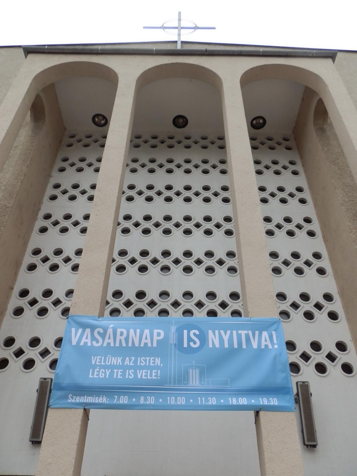 Kiírták egy budapesti templomra, hogy vasárnap is nyitva - fotó