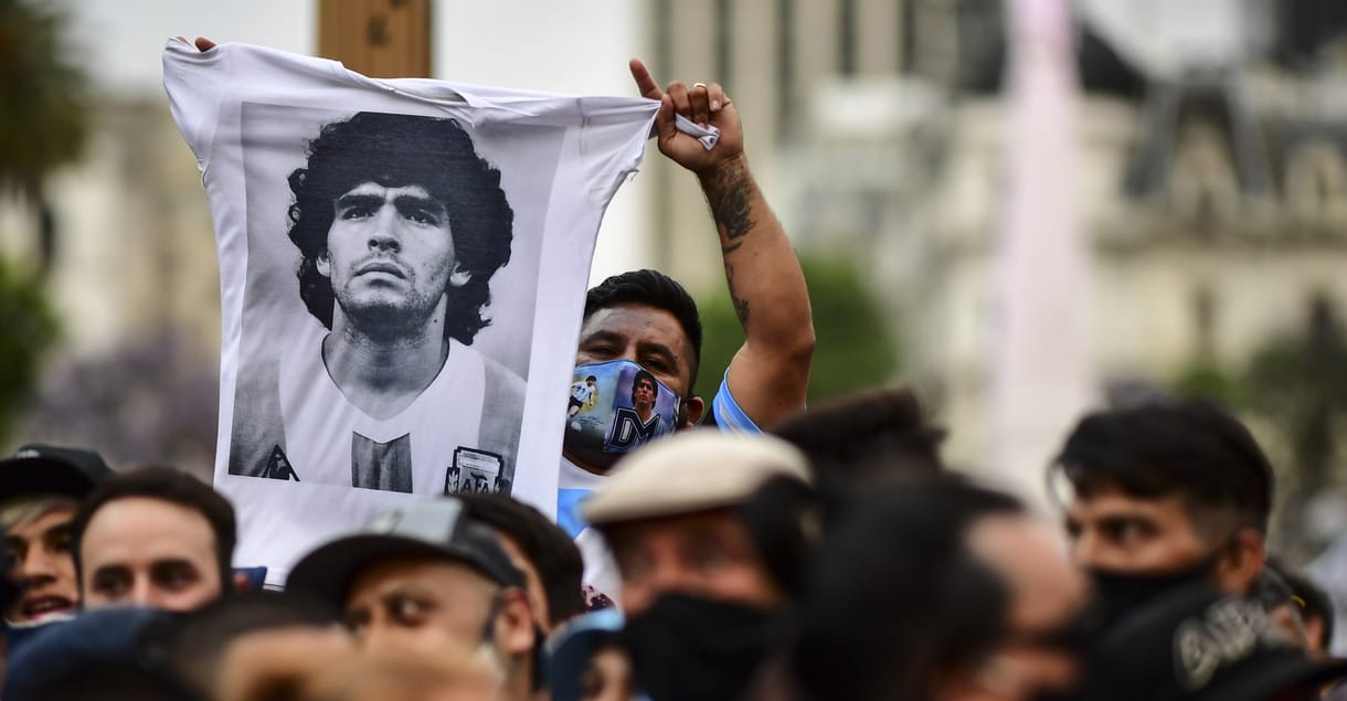 Graffitivel emlékeznek Maradonára Óbudán