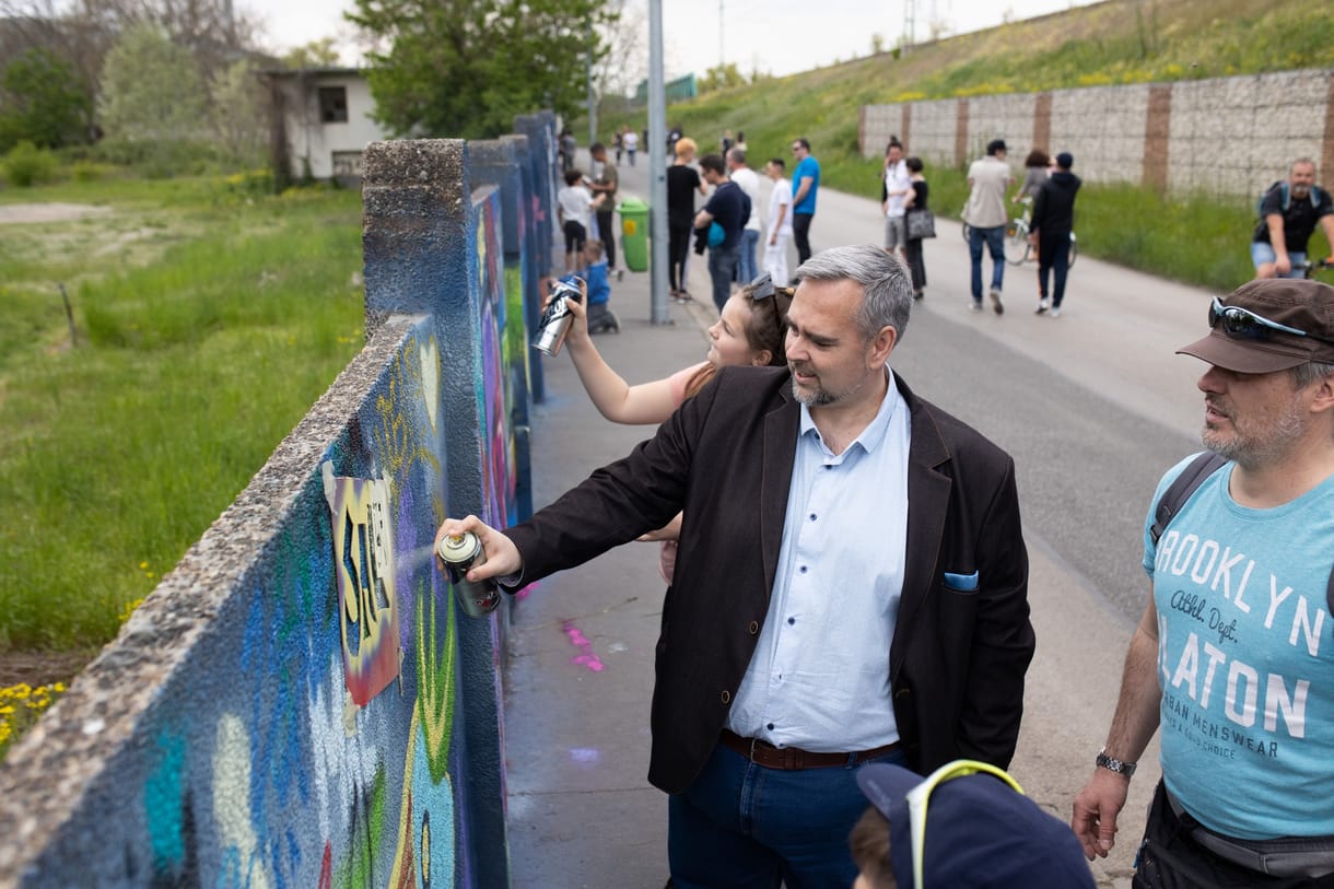 Graffitizésen kapták Óbuda polgármesterét, de örültek neki