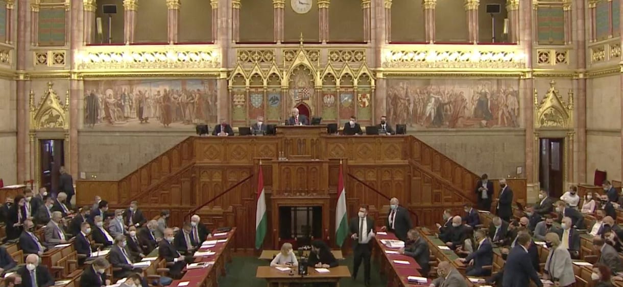 Balhé, oltásellenesezés, kiabálás, kivonulás – ilyen volt a parlament kedden