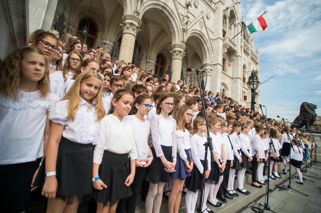 Hétezer gyerek énekelt a Parlament előtt a Nemzeti Összetartozás Napján