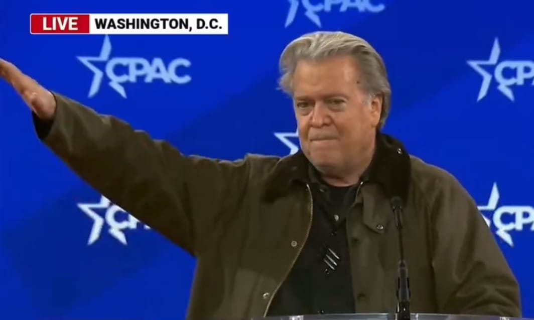 Még a francia szélsőjobbnál is kiverte a biztosítékot Steve Bannon karlendítése
