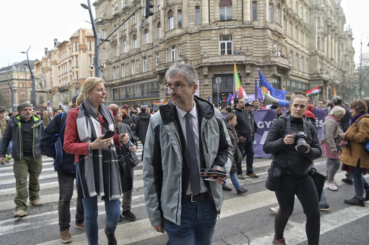 Hadházy Ákosék csak a tüntetés kezdete után kaptak értesítést arról, hogy mégis demonstrálhatnának az Erzsébet hídon