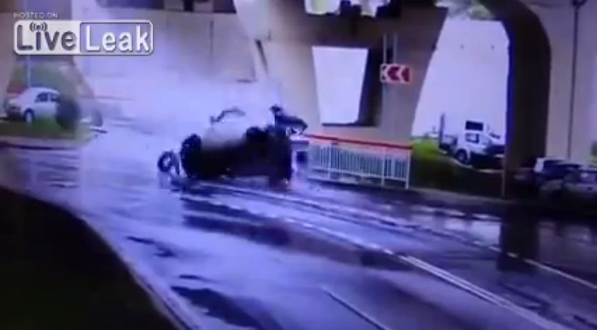 Így repül el a felüljáróról egy Range Rover