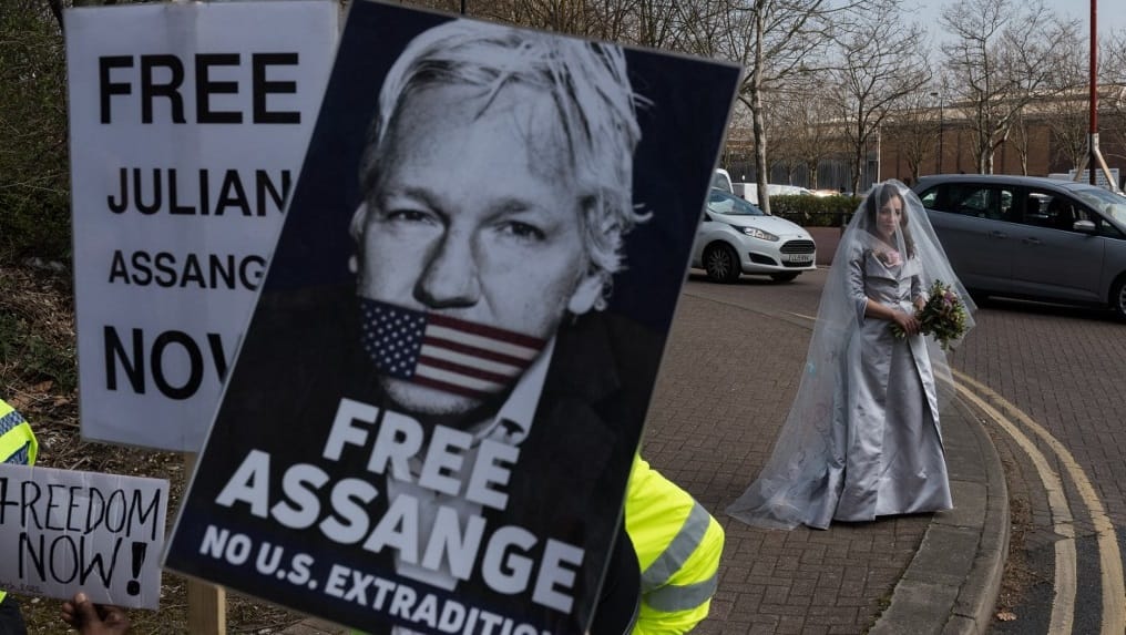 Julian Assange a börtönben nősült meg