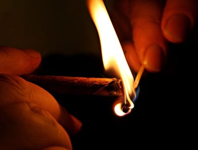 Az autókban is betiltanák a dohányzást