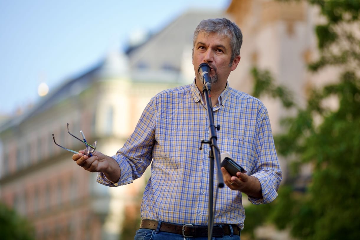 Hadházy odaszúrt Dobrevnek: Ebben a rendszerben annak lehet óriásplakátja, akinek a Fidesz megengedi