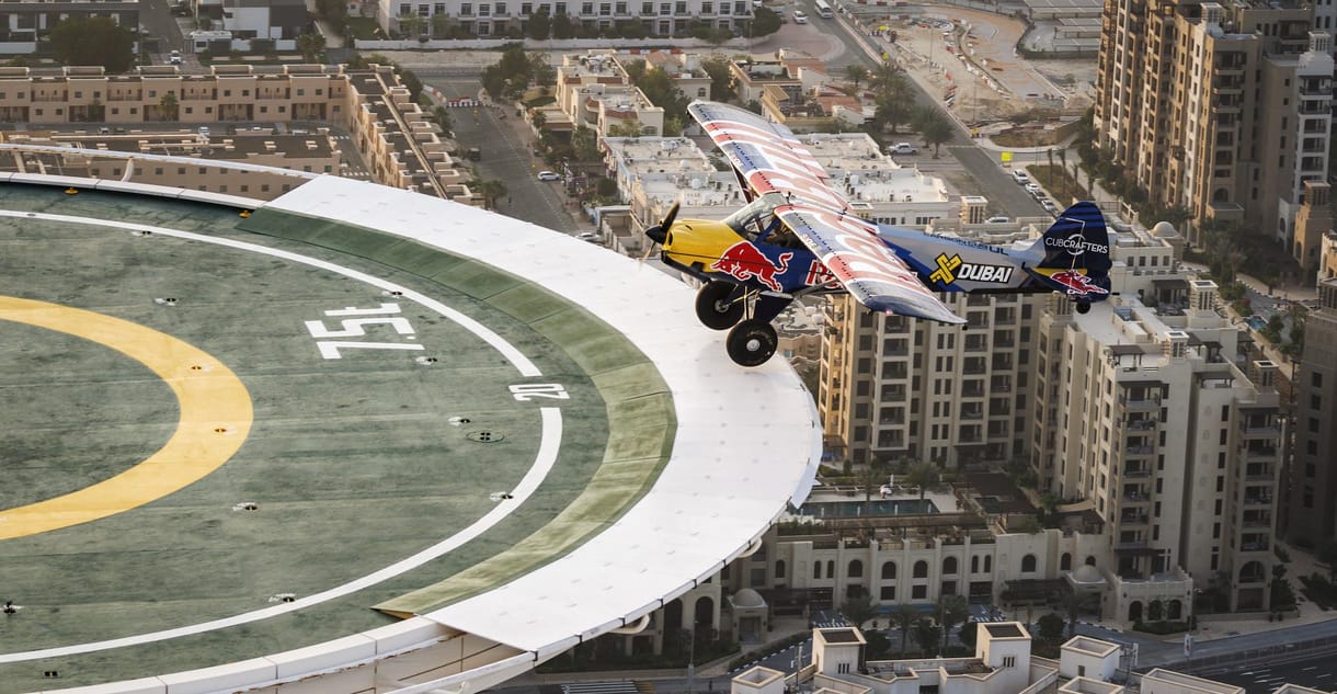 Először landolt repülőgép a híres dubaji szálloda, a Burdzs al-Arab helikopterleszállóján