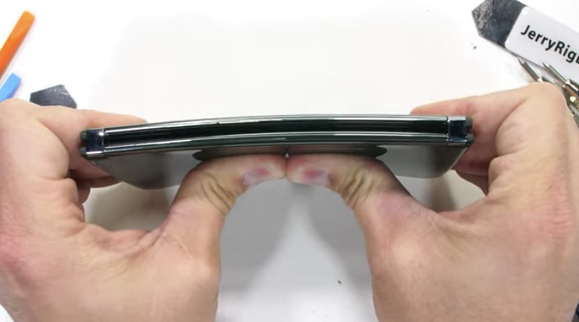 Videó: tortúrateszten a Microsoft újgenerációs kétkijelzős eszköze