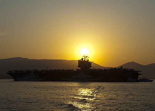 Amerikai repülőgép-hordozókat vezényeltek a Perzsa-öbölbe
