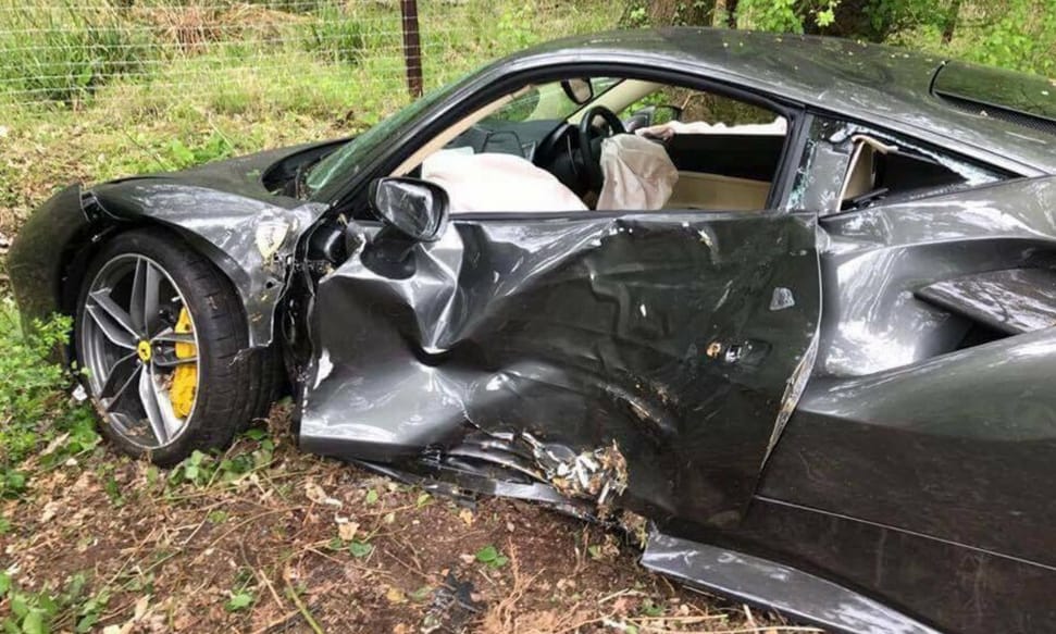 Pénzen nem vehető tehetség: a fák között landolt a vadonatúj Ferrari