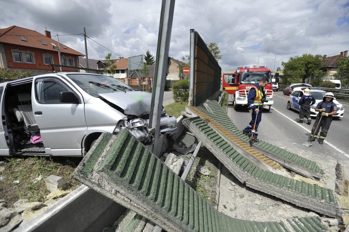 Zajvédő falat döntött ki egy autós – fotók
