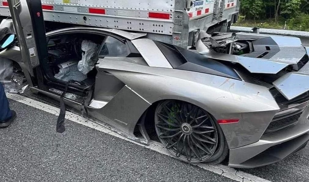 Mázlija volt a sofőrnek, hogy lapos a Lamborghini, amivel egy kamion alá csúszott