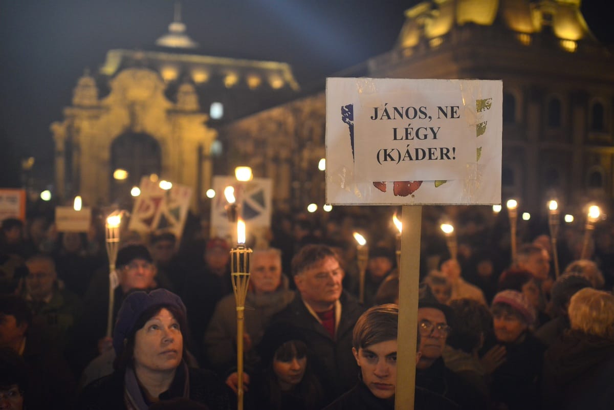 Gyurcsány Áder hivatala elé vonult