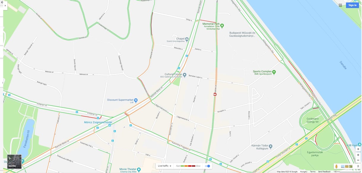 Beszakadt a telefonakna egy kisbusz alatt a Budafoki úton