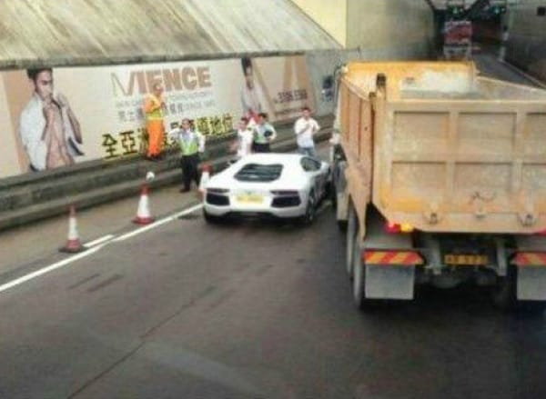Billencses teherautó tört Lamborghini Aventadort - fotók