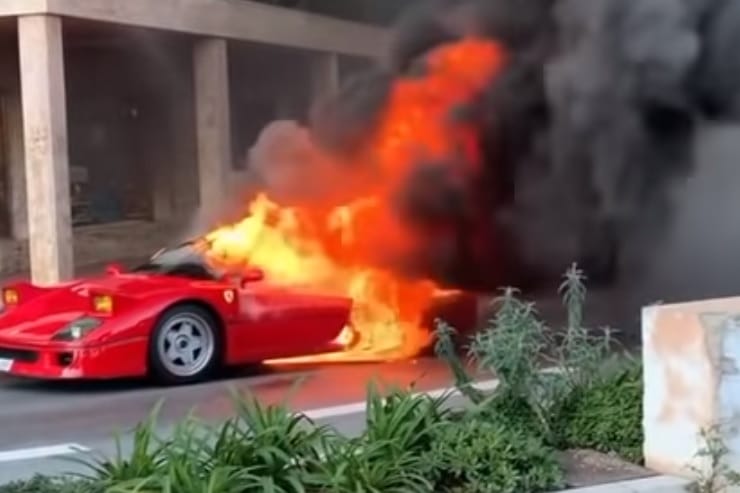 Egy nő az erkélyéről, slaggal próbálta eloltani a vadul lángoló Ferrarit