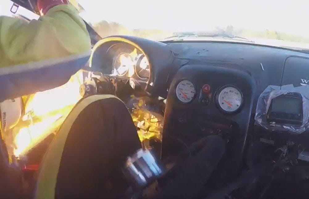 Tűzgolyóvá vált a Mazda Miata, pánikszerűen menekült belőle a sofőr – videó
