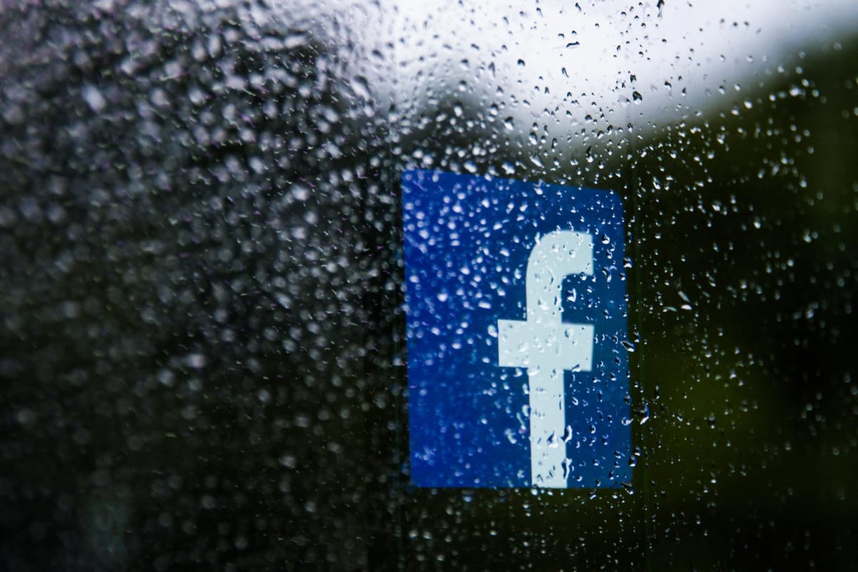 Belső dokumentumok szerint a Facebook kesztyűs kézzel bánik a szélsőjobbal