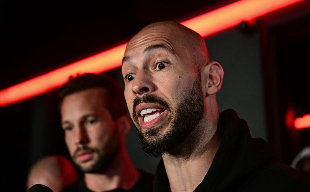 „Ártatlan emberek nem futnak el semmitől” – visszatértek Romániába a Tate fivérek