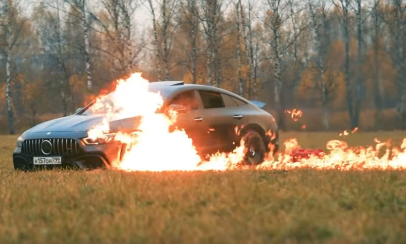 Felgyújtotta 61 millió forintos Mercedesét és Zaporozseccel távozott – videó