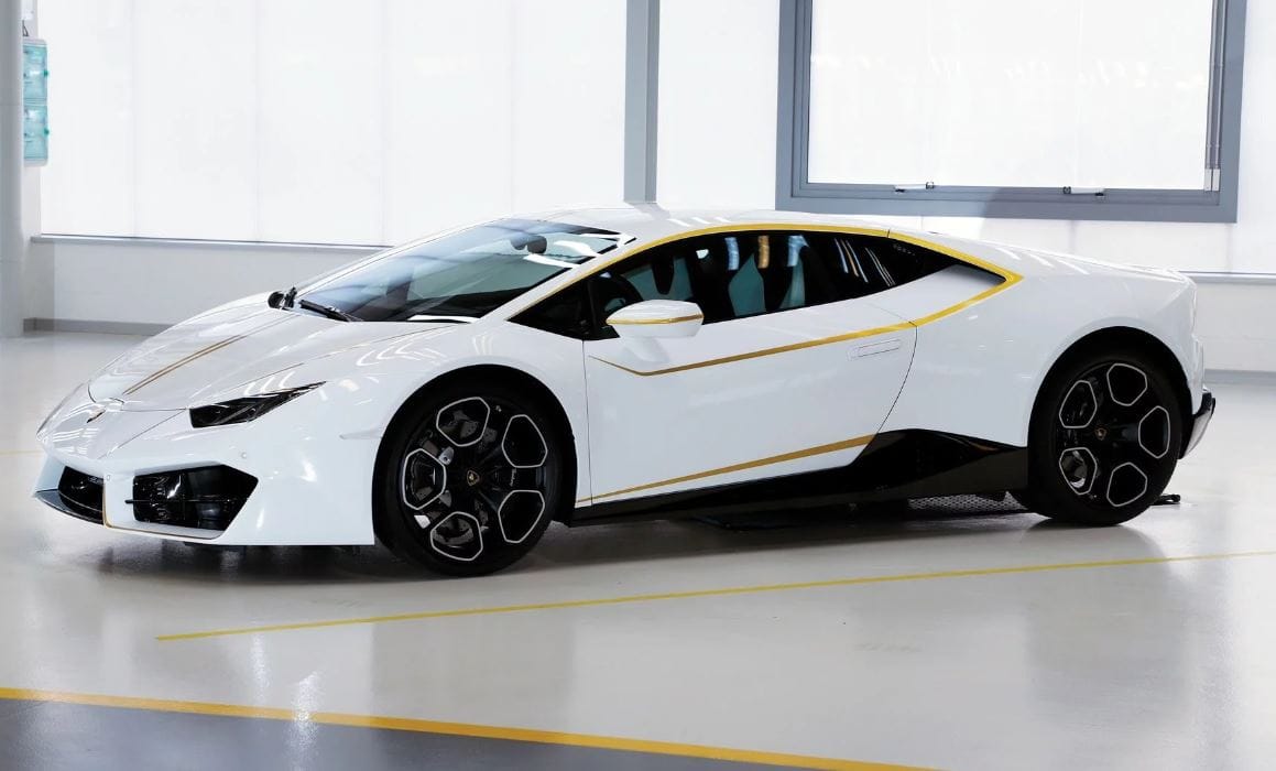 Ferenc pápa galambfehér Lamborghinije 110 millió forintért bárkié lehet