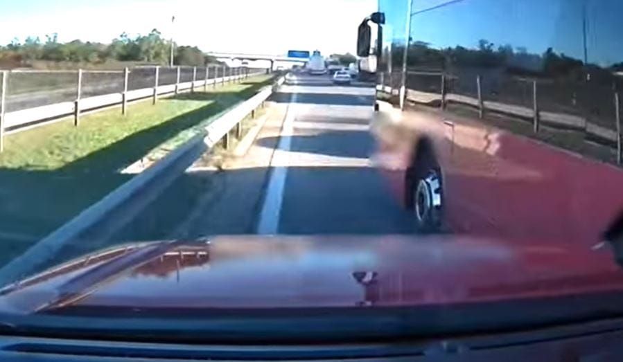 Szalagkorlátra szorította a busz az autót, majd továbbhajtott az M0-son – videó