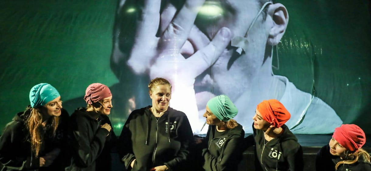 A Pussy Riot színes maszkjai is szerepet kaptak az Örkény színházi Bűn és bűnhődésben