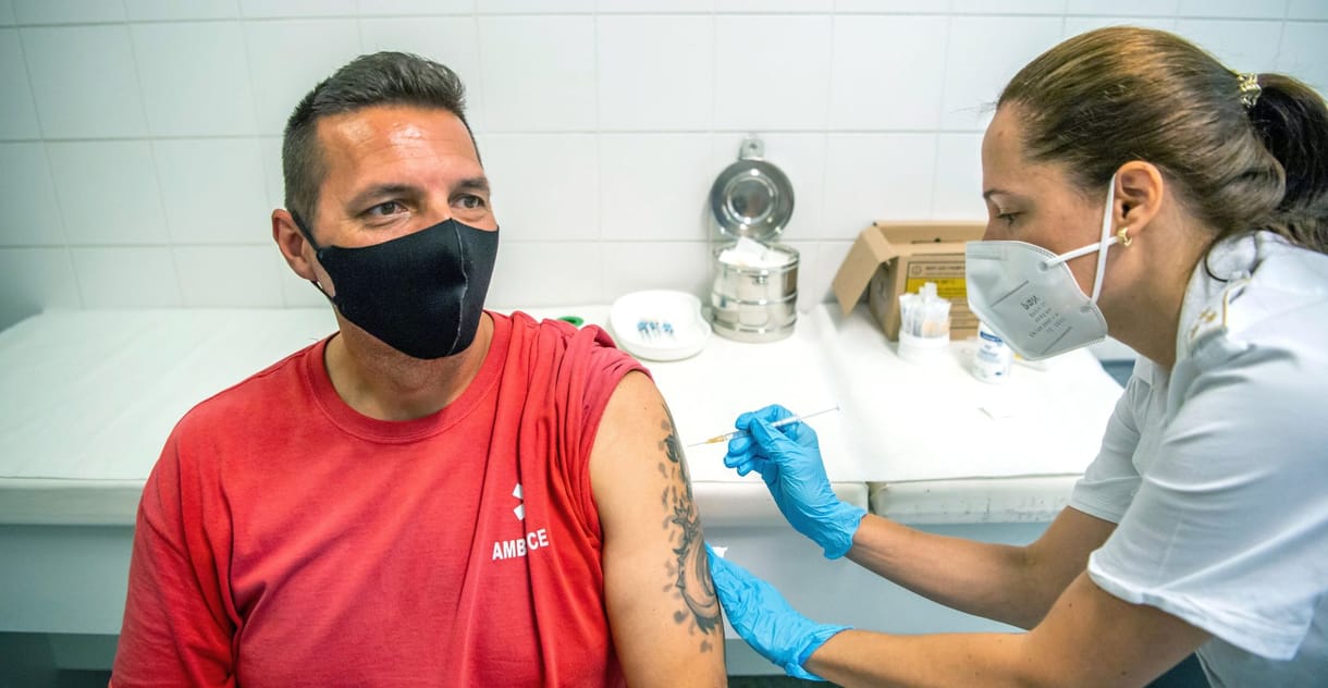 A harmadik oltás időpontjához kötik a védettségi igazolvány érvényességét Izraelben