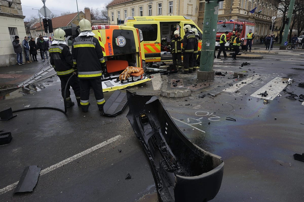 Óriási nagyot csattant két mentőautó Szegeden