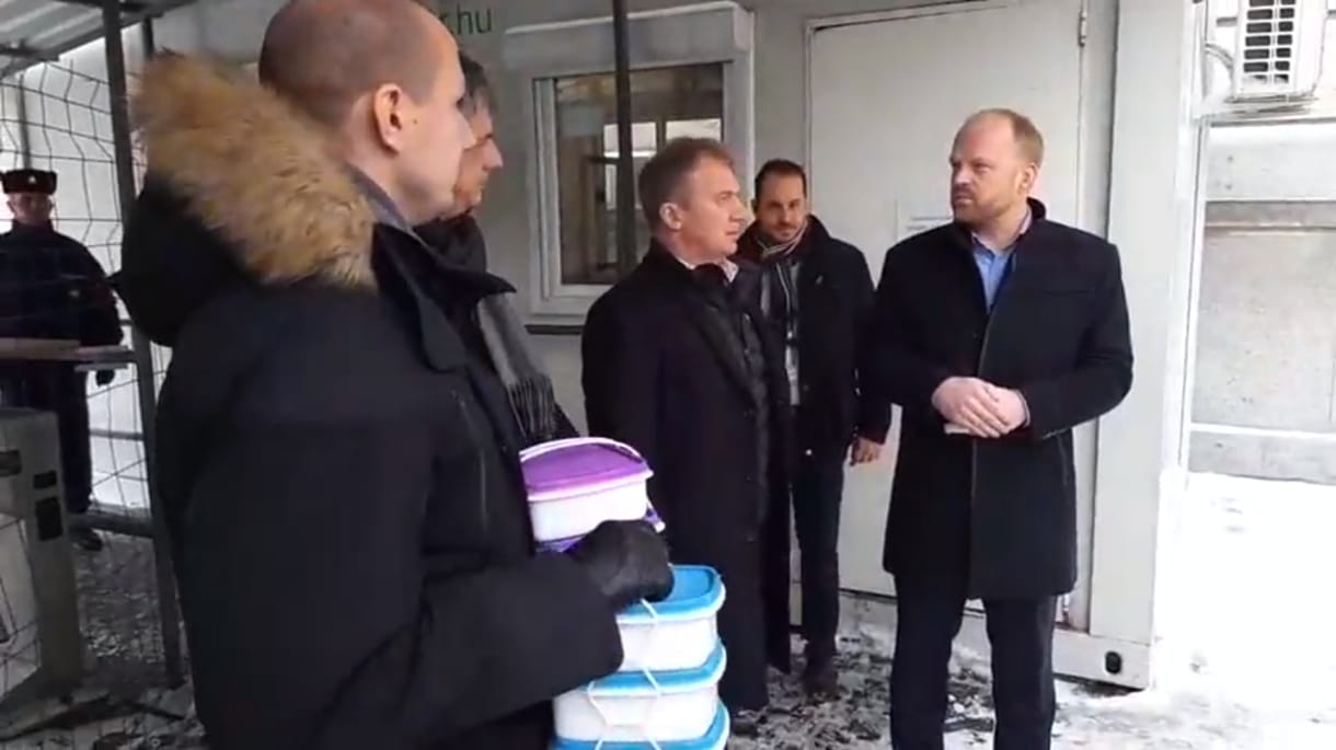 A DK vett két adag ebédet Orbán menzáján, ételhordókban viszik el Iványi Gábornak