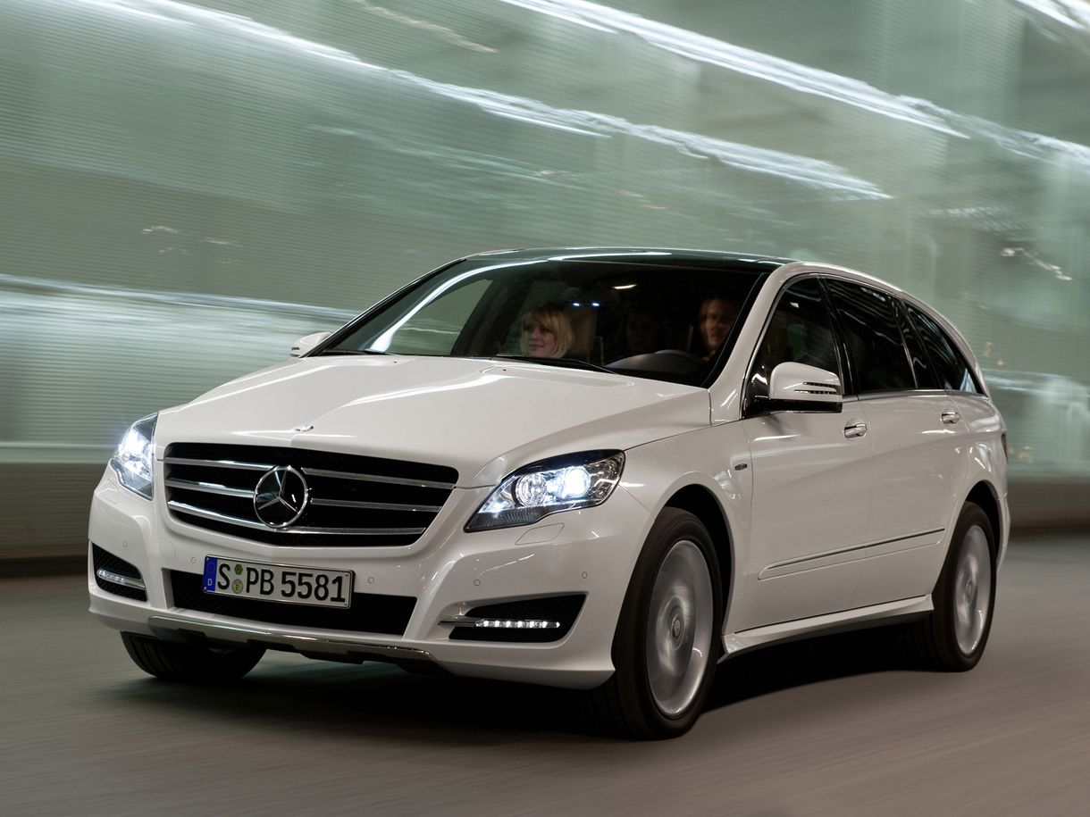 Milyen autóval jár a Mercedes-gyár vezetője? 