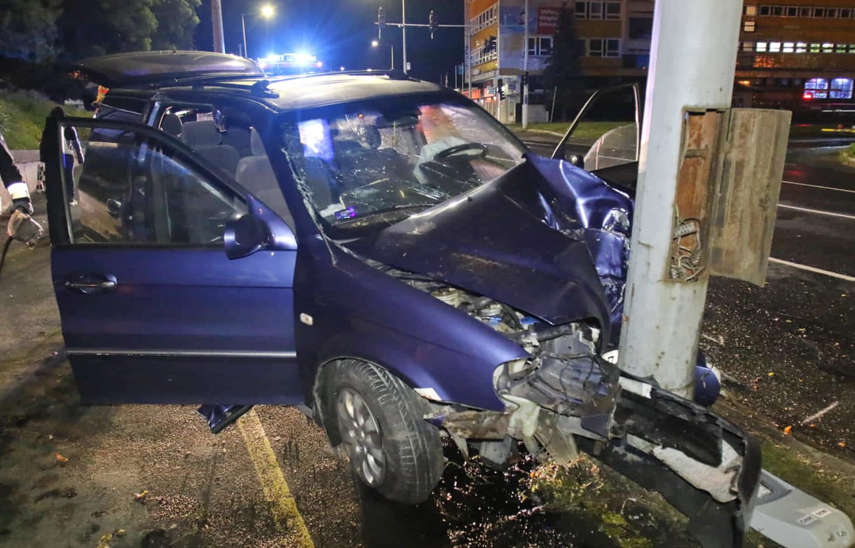 A sofőr be volt csatolva és túlélte, a hátul ülő nem, ő meghalt a hajnali balesetben