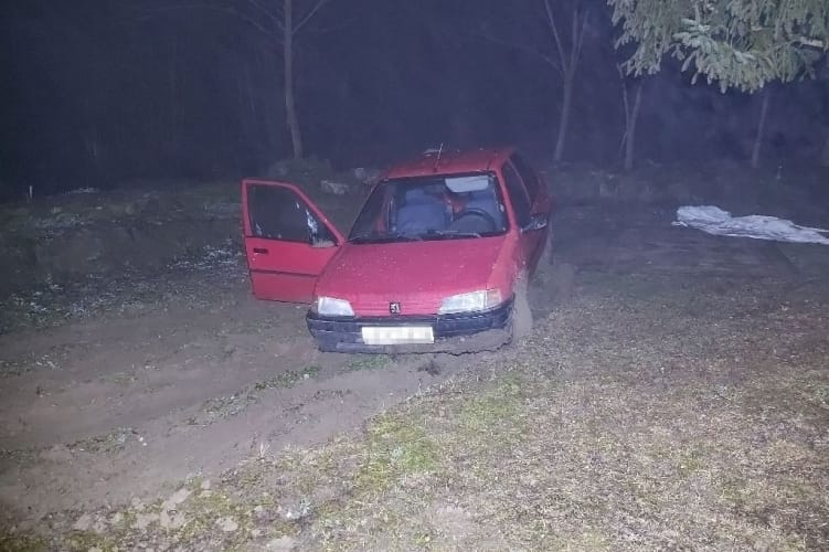 El akarta lopni az udvaron hagyott autót, behajtott a kerti tóba