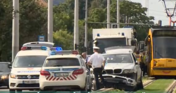 Villamossínekre hajtott, majd menekülni próbált a rendőrök elől egy autós
