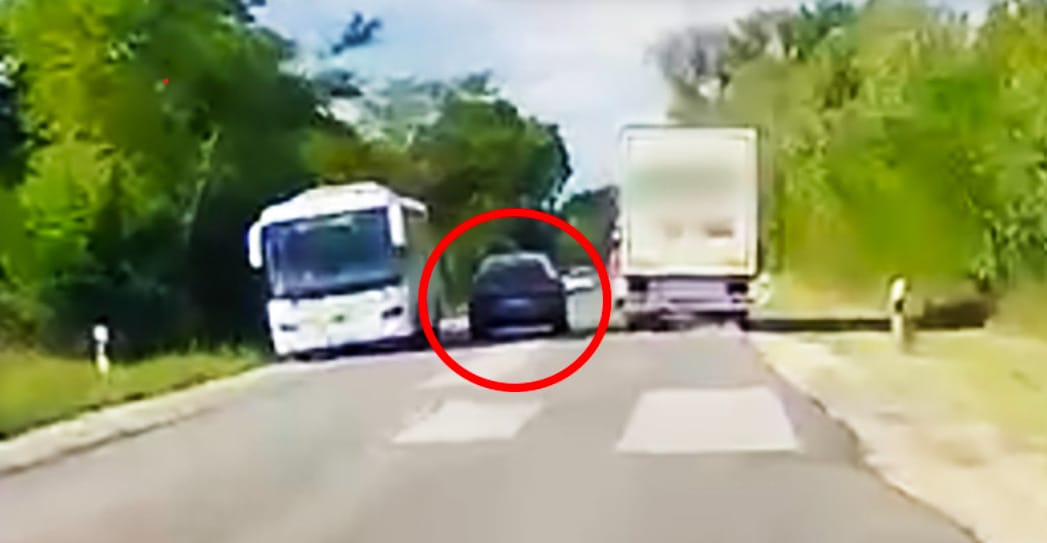 Kis híján letarolta a Volánbuszt az előzni próbáló BMW-s – videó
