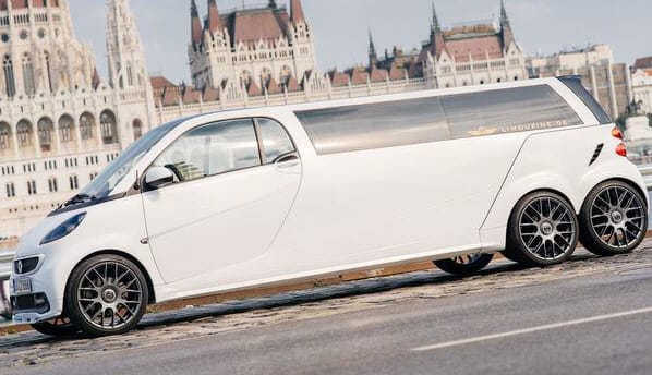 Budapesten parádézott az öt és fél méteres hatkerekű Smart