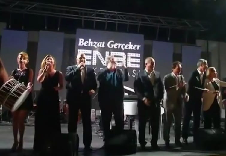 Fontos és komoly emberek üvöltötték egymásba karolva a világslágert - videó