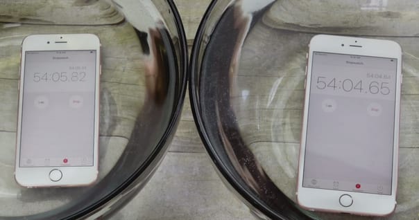 Videó: Így viselkedtek vízben az új iPhone-ok