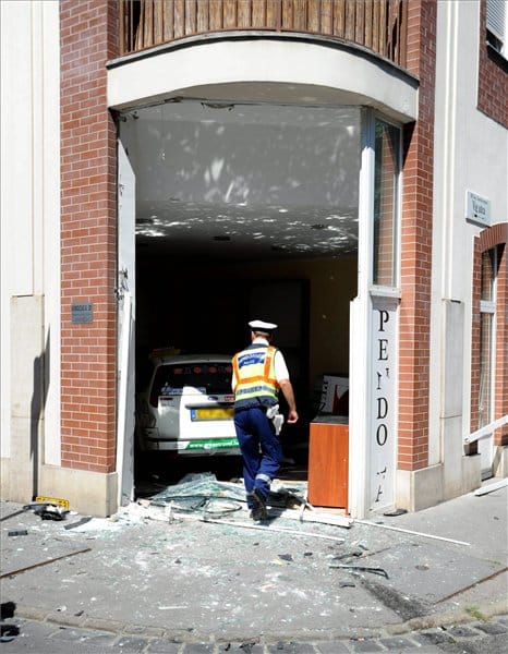 Boltba csapódott egy taxi a Józsefvárosban
