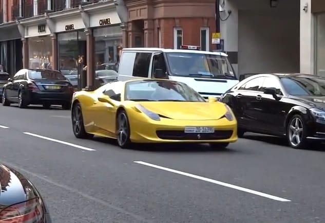 Videó: tojással dobáltak megy egy Ferrarit