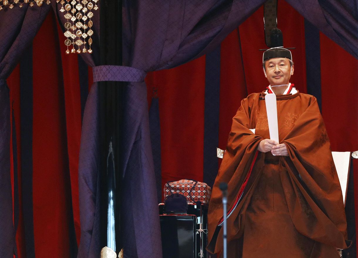 Áder János is végignézte, ahogy elfoglalta a trónt az új japán császár