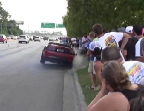 Videó: ciki a köbön Mustangokat így amortizálni 